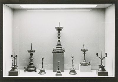 851142 Afbeelding van een nieuwe vitrine, met kandelaren, in de vaste opstelling van het Aartsbisschoppelijk Museum ...